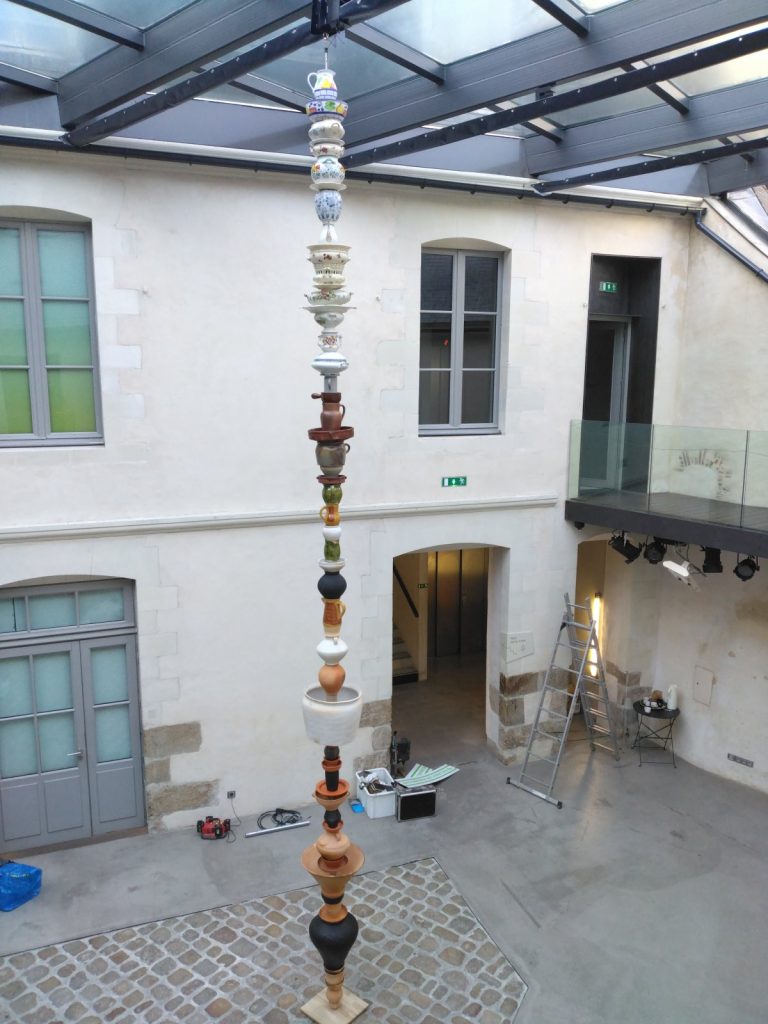 « Strate, un dialogue entre art et archéologie » de l’artiste Françoise Vanneraud, passage Sainte Croix Nantes